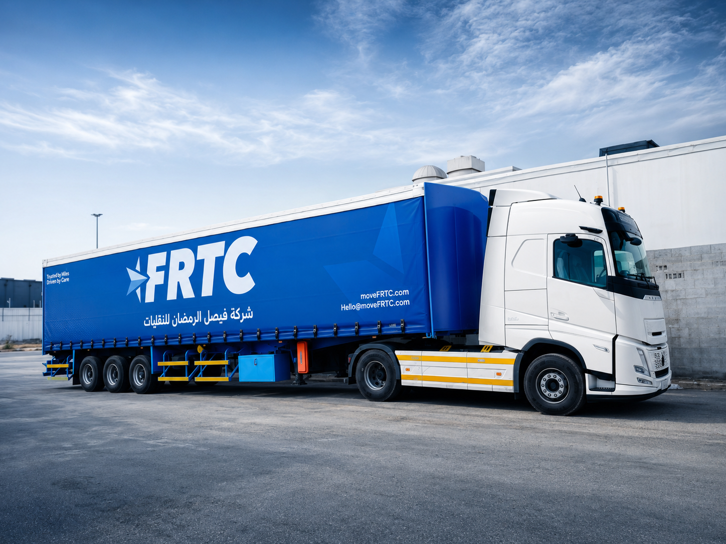 شاحنة ستائر تحمل شعار FRTC جاهزة للنقل البري في السعودية